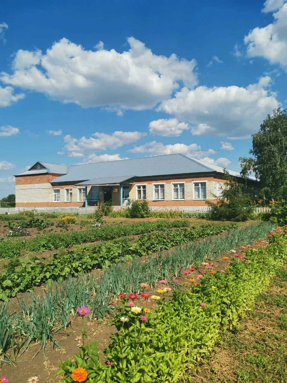 МОУ "СОШ имени Героя Советского Союза В.И. Лаврова с. Горяйновка Духовницкого района Саратовской области"